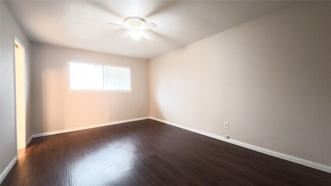 Building Photo - 2027 Whispering Springs Dr