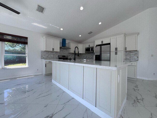 Building Photo - 240 Malibu Cir