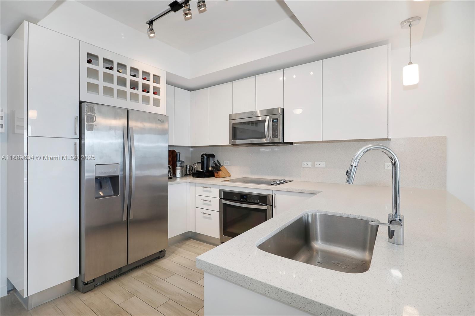 Building Photo - 999 SW 1st Ave