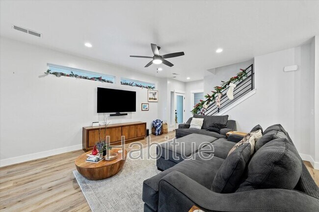 Building Photo - 917 E Bissett St