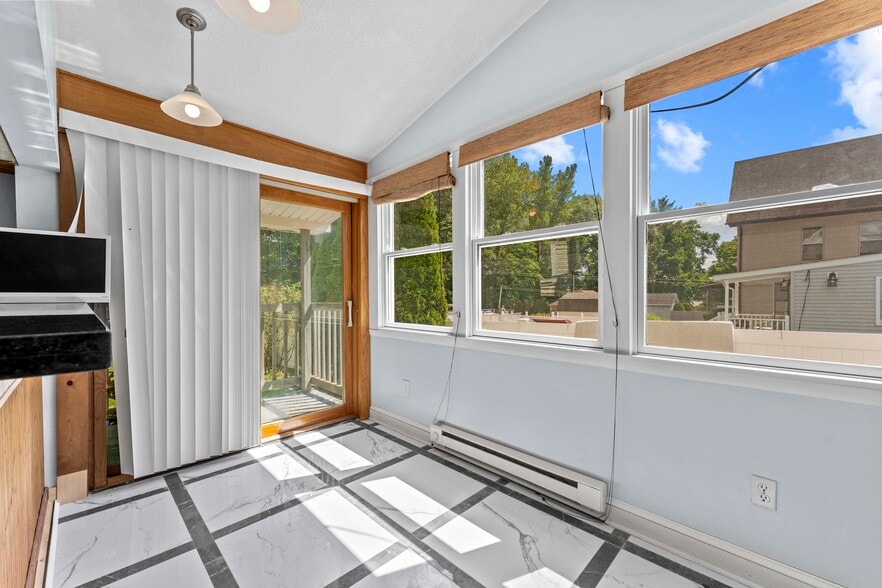 Building Photo - 210 Raymond Rd