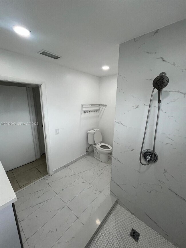 Building Photo - 1400 W 39th Pl