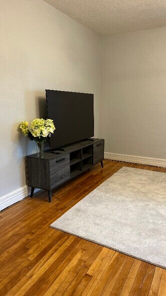 Building Photo - 710 Mulberry St