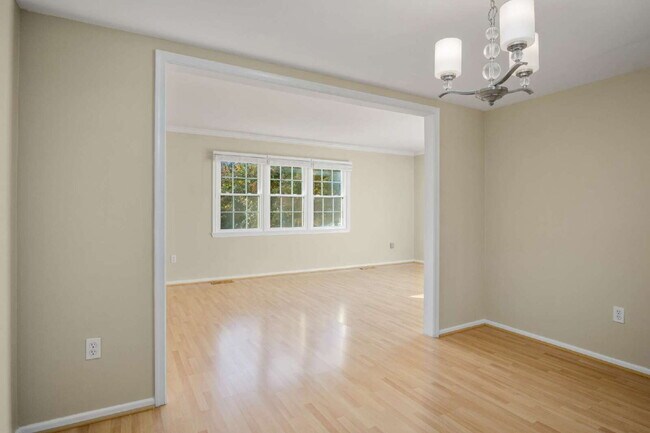 Building Photo - Charming Townhouse: Your New Home Awaits!