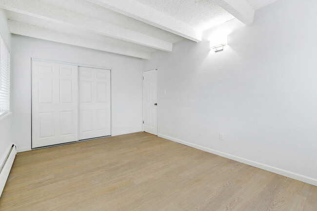 73057315 W 9th Place Units 7-large-016-016-16-1500x1000-72dpi - OakView Apartments
