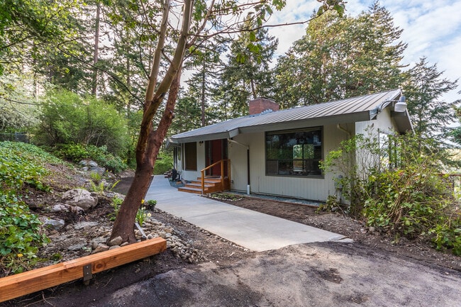 Building Photo - 2 Bed+ 2 Bath Home With Water View