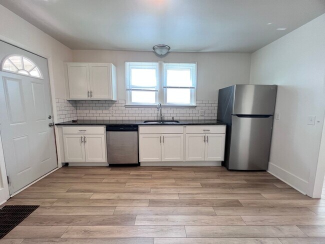 Building Photo - Updated Three Bedroom Home on the NE side of Grand Rapids!