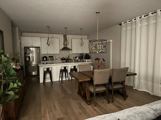 Building Photo - Beautiful 4BR/3.5BA Home in Granger – Spac...