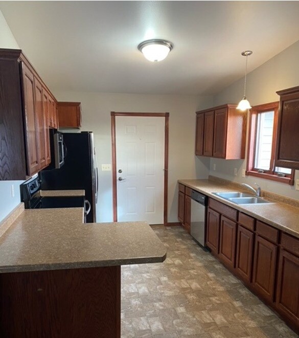 Building Photo - 565 Hay Creek