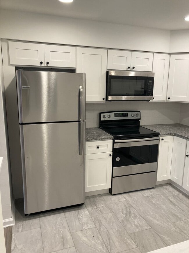 Building Photo - Renovated Crestwood Condo - 2 bedroom