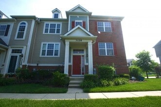 Building Photo - 3 bedroom in Elgin IL 60124