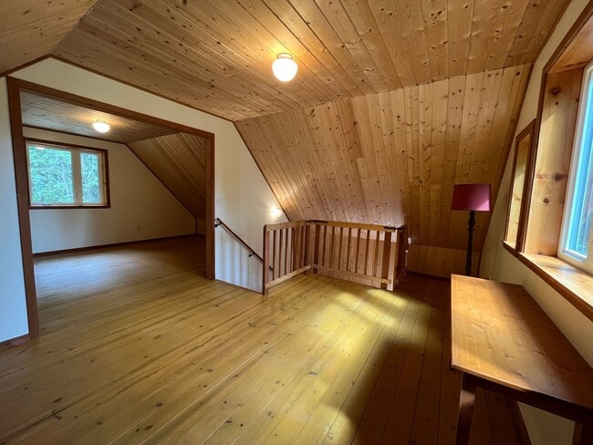 Building Photo - Cute, dog friendly cabin in Goldstream