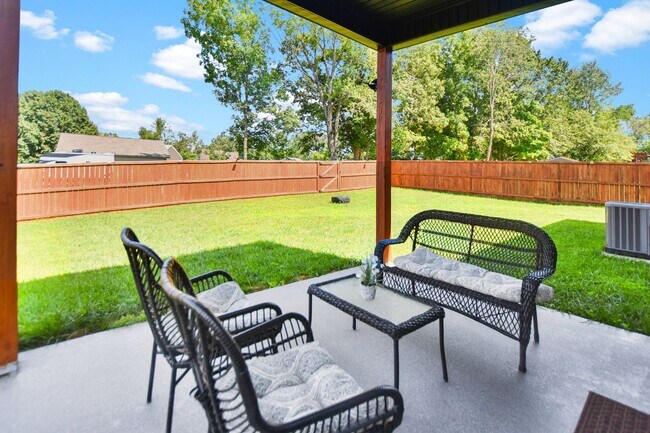 Building Photo - Pet Friendly Four Bedroom!