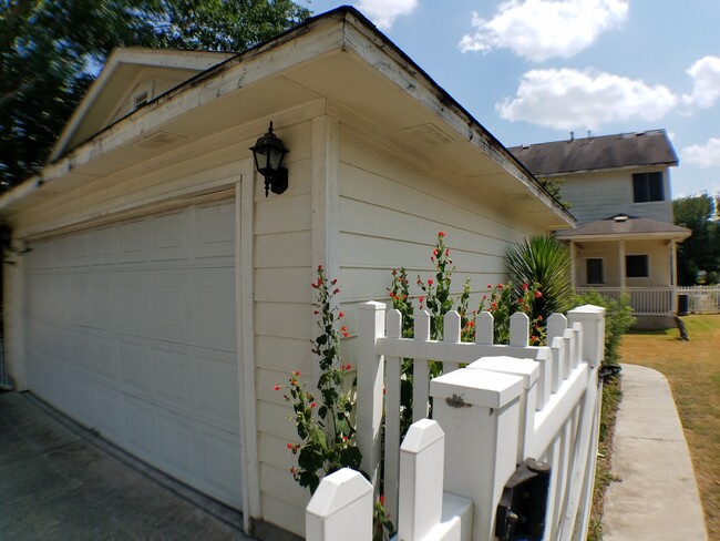 Building Photo - Plum Creek 4 bed Newly Painted