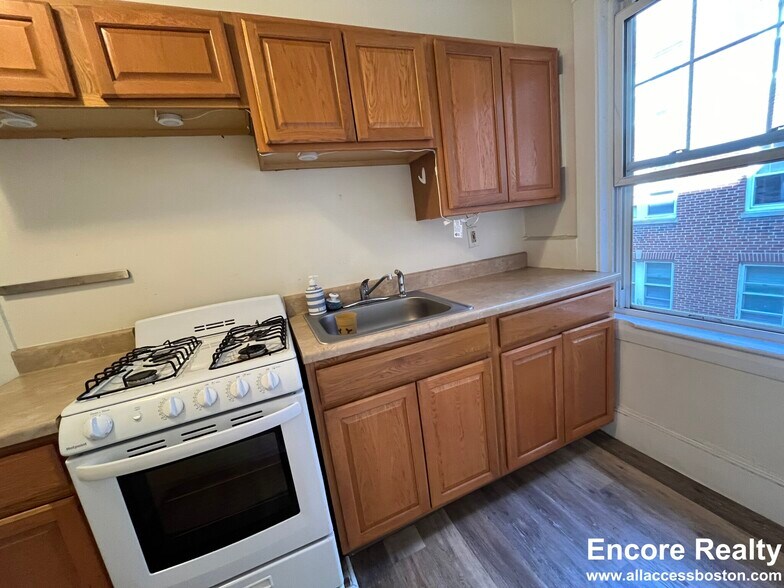 Building Photo - 157 Summer St