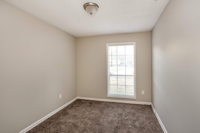 Building Photo - 2999 Morningview Dr