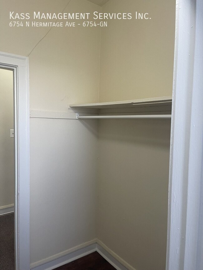 Building Photo - 6754 N Hermitage Ave