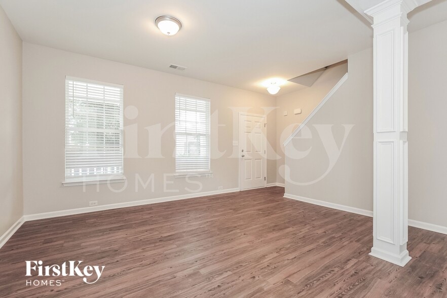 Building Photo - 3969 Creekmoore Dr