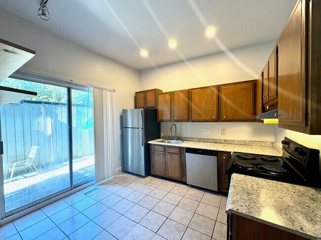 Building Photo - 2233 Victor St