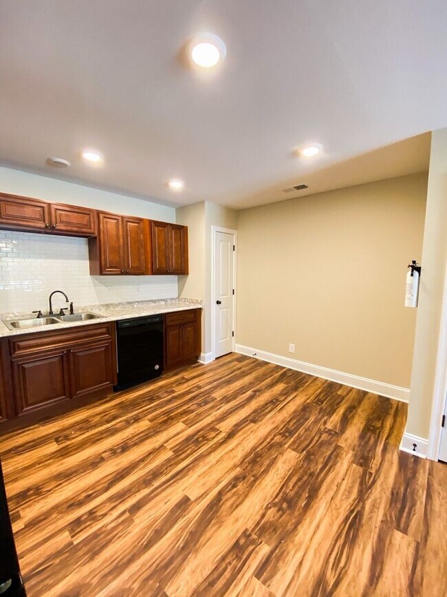 Building Photo - 102 Meadow Ln