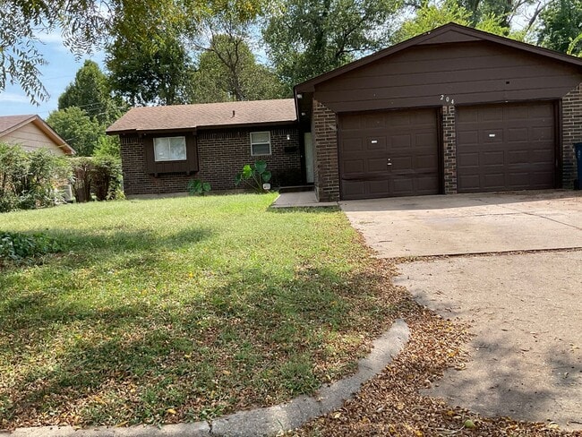 Primary Photo - 3 bed, 1 1/2 bath, 2 car garage