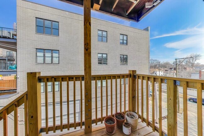 Building Photo - 5732 N Hermitage Ave