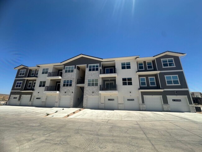 Building Photo - Luxury 3 bedroom Condo in Desert Color!