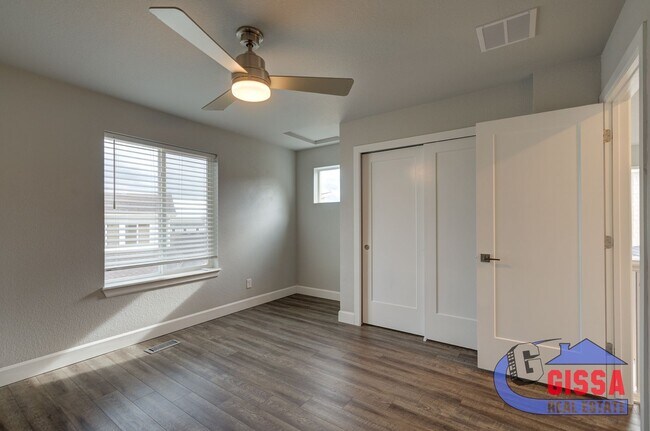 Building Photo - Beautiful, modern townhouse with primary b...