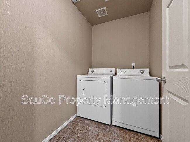 Building Photo - 1419 NE Lockheart Ln