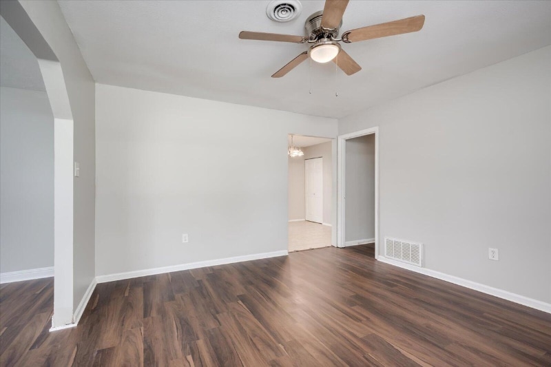 Building Photo - 2922 Dahlia Dr