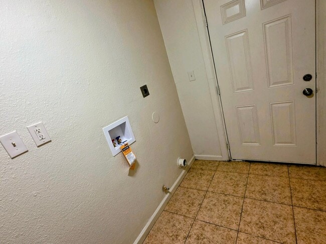 Building Photo - Spacious 4-bedroom, 2-bath house in San Bernardino near Del Rosa & Lynwood.