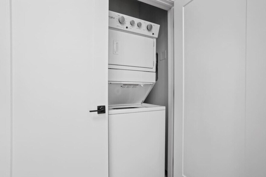 Building Photo - 330 E Vermont St