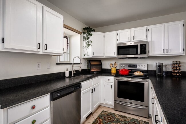 Building Photo - Stunning Townhome with Mountain Views in R...