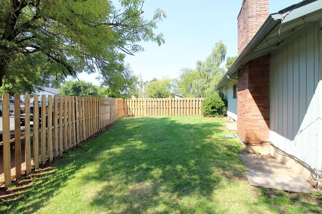 Building Photo - Cute and Ideal 3 Bedroom Ranch Style House...