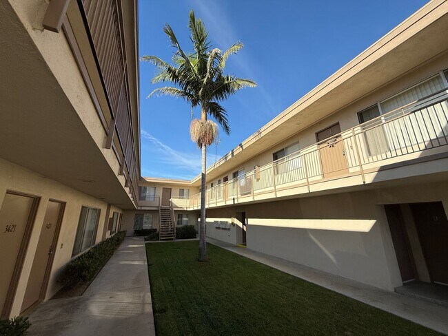 Building Photo - Mid Town Ventura 2 Bedroom 2 Bath Upstairs Corner Unit Apartment