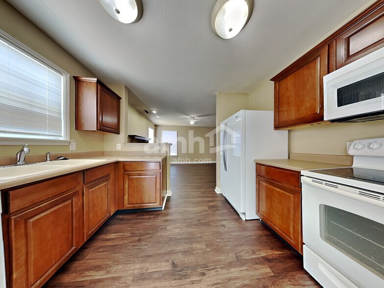 Building Photo - 853 Colonial Way