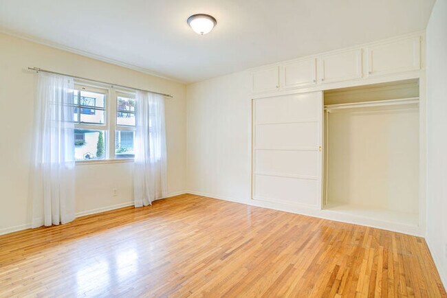 Building Photo - 415 San Vicente Blvd