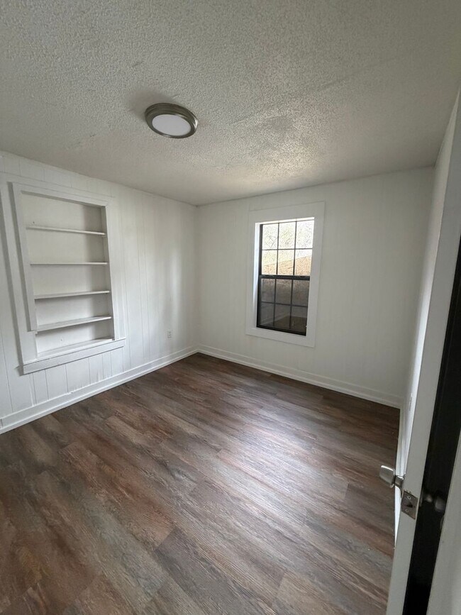 Building Photo - 3081 Sunrise St