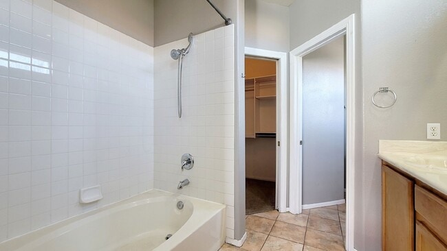 Building Photo - 6252 Huntington Ridge Ave