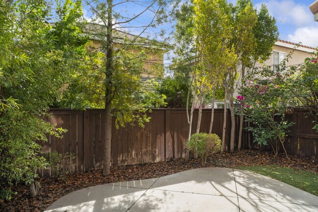 Building Photo - "Charming 3-Bedroom Haven with 2.5 Baths in Santa Clarita – Spacious 1694 Sq Ft Home Awaits!"