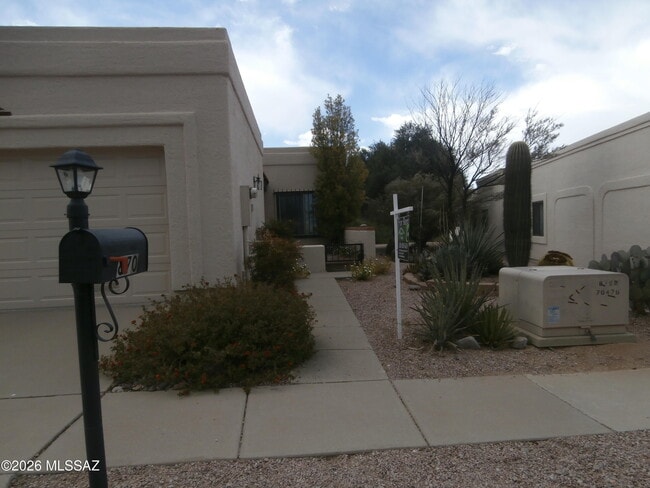 Building Photo - 870 W Calle de Emilia