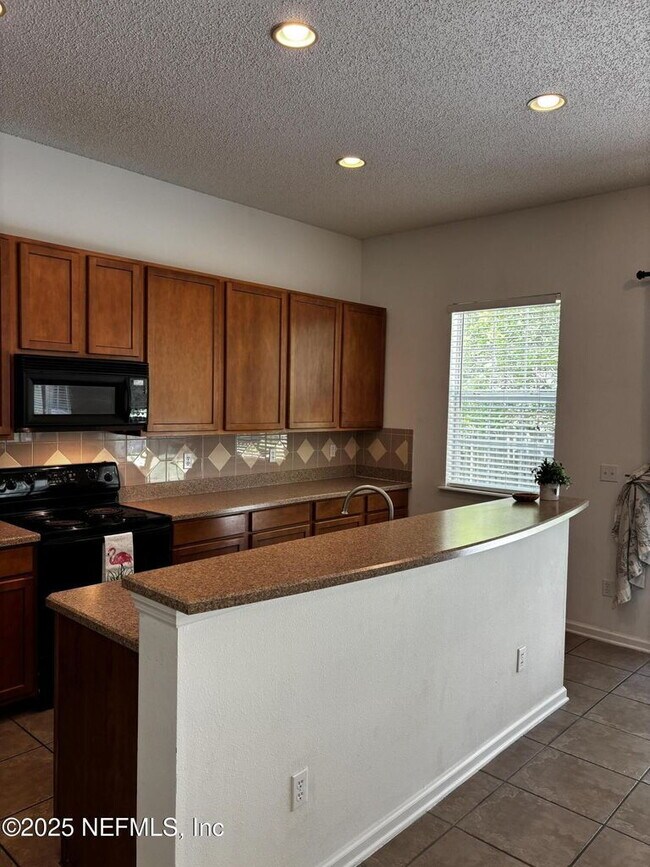 Building Photo - Stunning 3 BDR, 2 BA home in Collinswood s...
