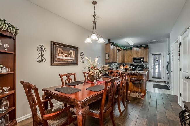 Building Photo - 3 bedroom 2 bathroom townhouse in Covington Villas