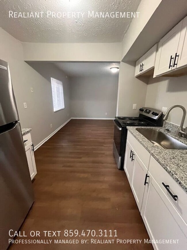 Building Photo - 208 Lakeshore Dr