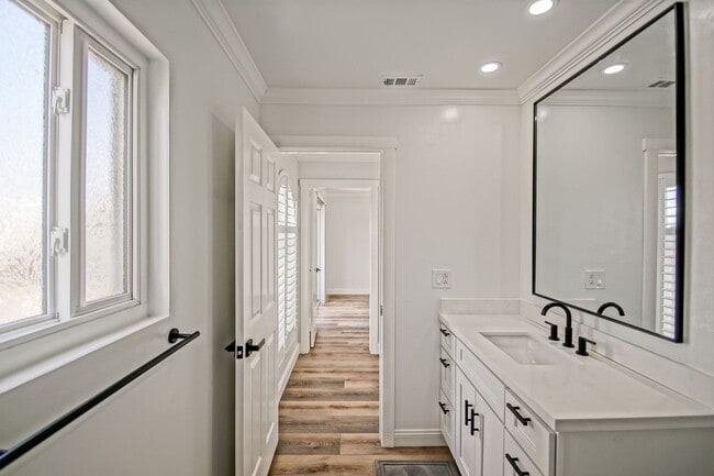 Building Photo - Beautifully Remodeled, Detached Front Town...