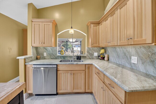 Building Photo - 190 Temple Ave