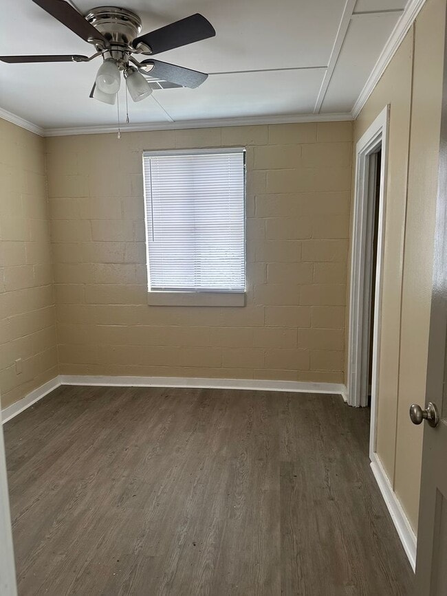 Building Photo - 3 BEDROOM/1 BATH HOUSE
