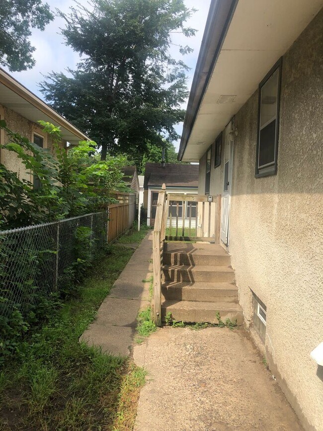 Building Photo - LARGE 3BED/1BATH/GARAGE/YARD - SINGLE FAMI...