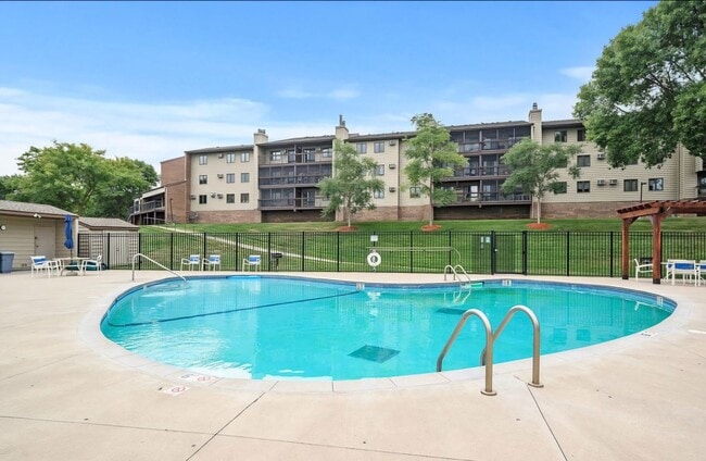 Building Photo - Plymouth Condo For Rent