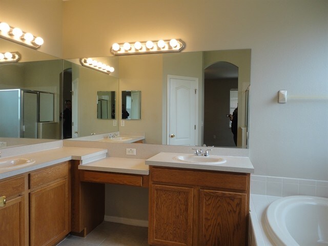 Building Photo - 1128 Napolean Way